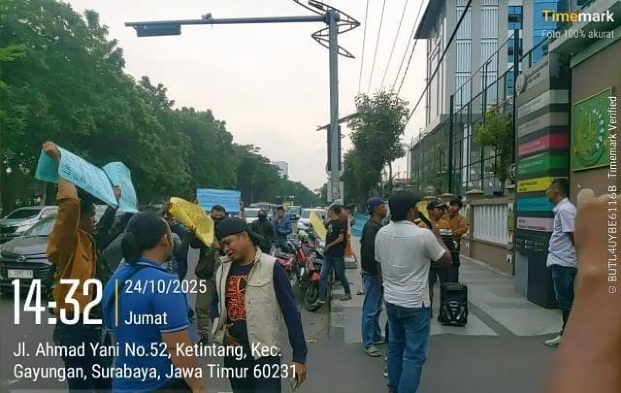 Bentuk Dukungan Untuk Kajari Tanjung Perak Tuntaskan Kasus Korupsi Pelindo Reg 3, FAAM Gelar Aksi Damai Di Kejati Jatim 