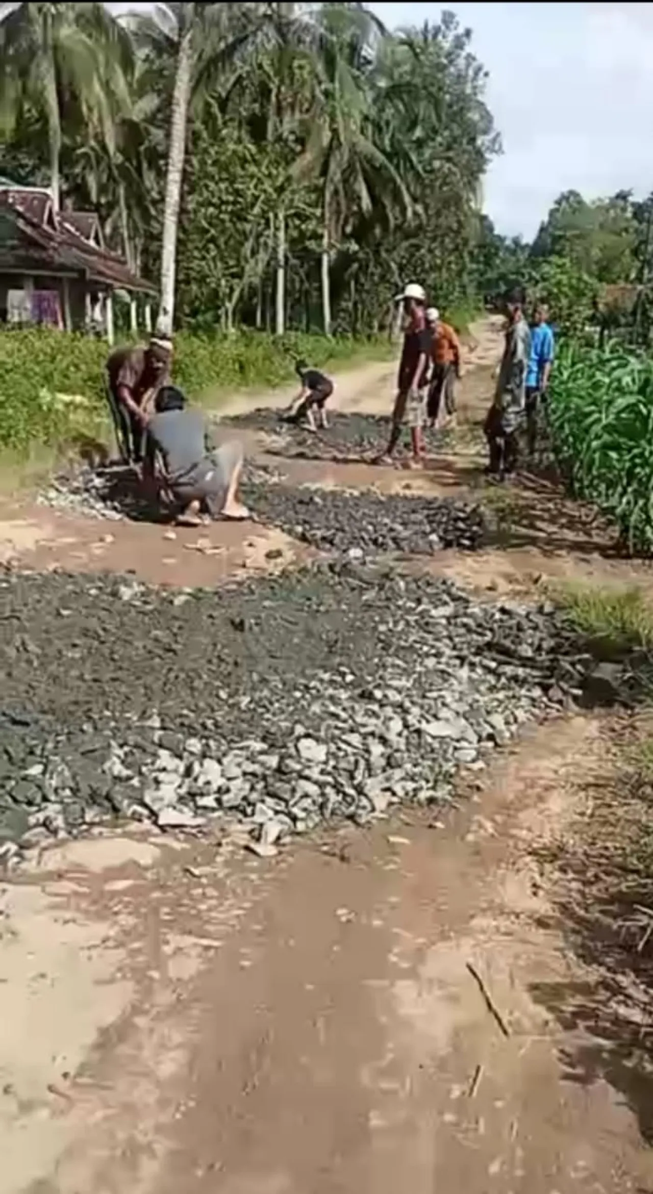 DPRD Kabupaten Pandeglang Wawan Sugiawan S.Ag Berikan Bantuan Material untuk Perbaikan Jalan Kabupaten di Kampung Ciundi