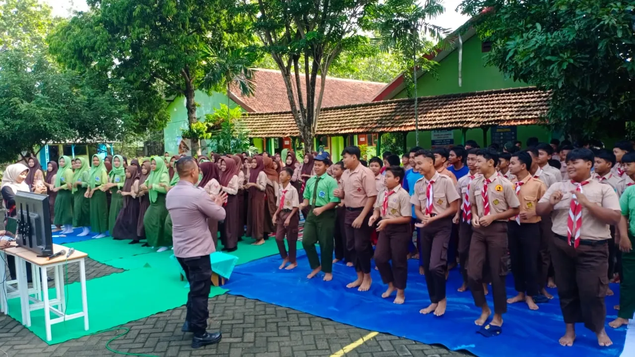 Kapolsek Jatikalen Ajak Pelajar SMPN 1 Jatikalen Jadi Generasi Cerdas Tanpa Narkoba