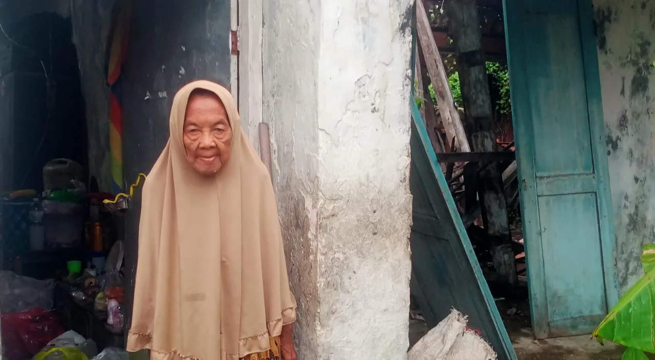 Kisah Nenek Danik: Hidup Sebatang Kara dengan Rumah yang Hampir Roboh