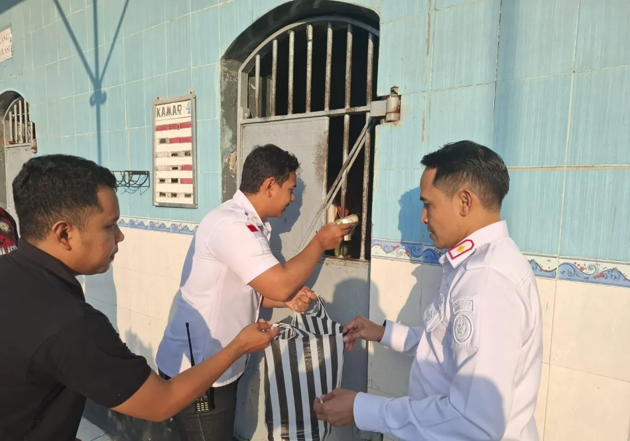 Rutan Sampang Tebar Semangat Lewat Seporsi Indomie Goreng: Sebuah Aksi Berbagi Kasih di Balik Jeruji