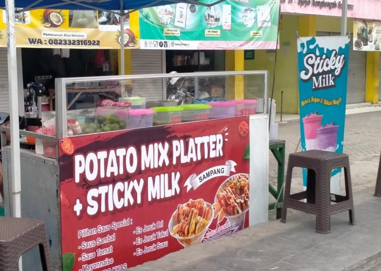 Potato Mix Platter Sampang Hadir Bawa Sensasi Camilan Juara, Tawarkan Paket Lengkap di Depan Pasar Rongtengah