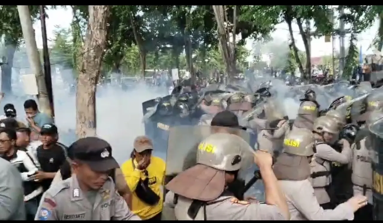 Demo di DPRD Sampang Berujung Ricuh, Fasilitas Negara Jadi Sasaran Pembakaran