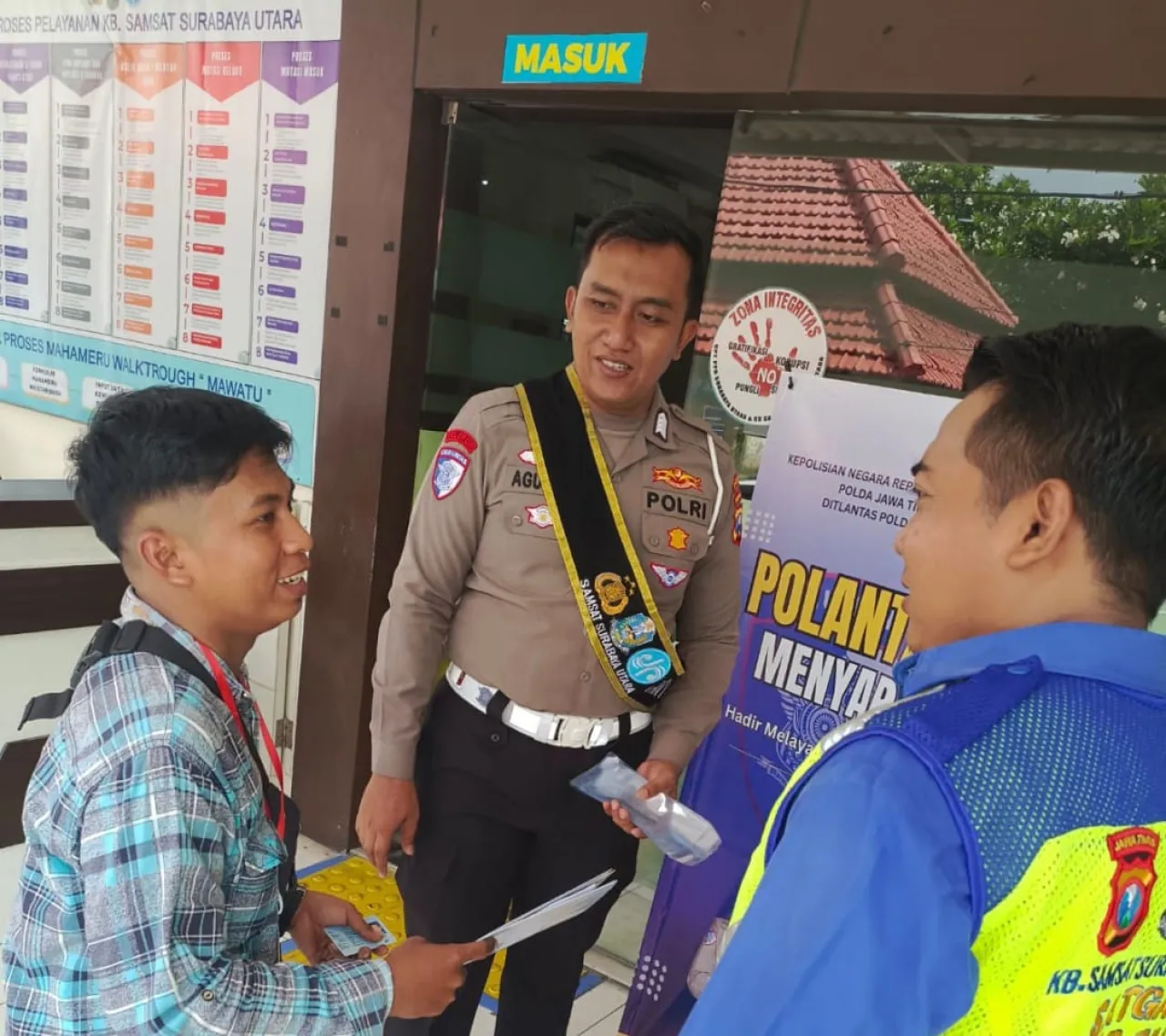 Anggota Samsat Surabaya Utara, Tingkatkan Kesadaran Masyarakat Melalui Pelayanan Samsat Wajib Pajak
