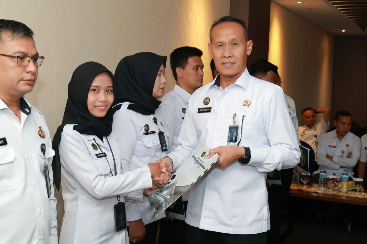 Apresiasi Atas Dedikasi, Dua Pegawai Lapas I Madiun Terima Penghargaan Wira Wibawa Dharmesti Pratama