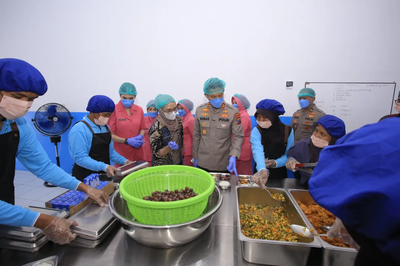 Di SPPG Polres Madiun Ada Menu Nasi Pecel Bergizi untuk Pelajar di Sekolah