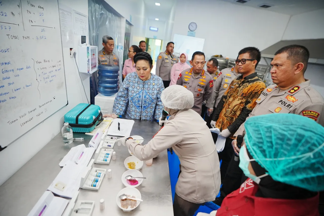 Kapolri dan Ketua Komisi IV DPR Tinjau SPPG YKB Polres Karanganyar, Dukung Penuh Program MBG