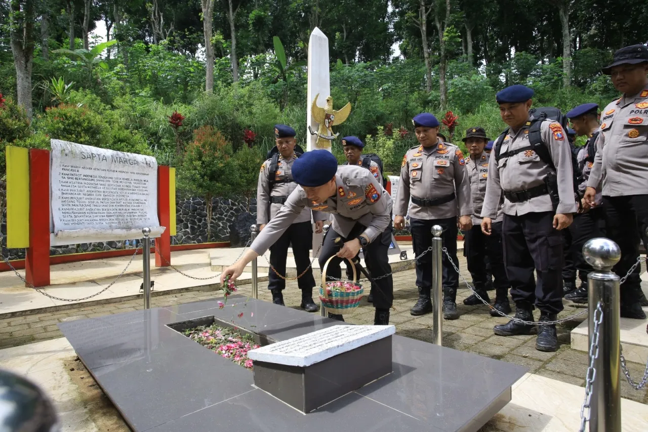 Personel Polres Madiun Napak Tilas ke Monumen Sakip–Sanali