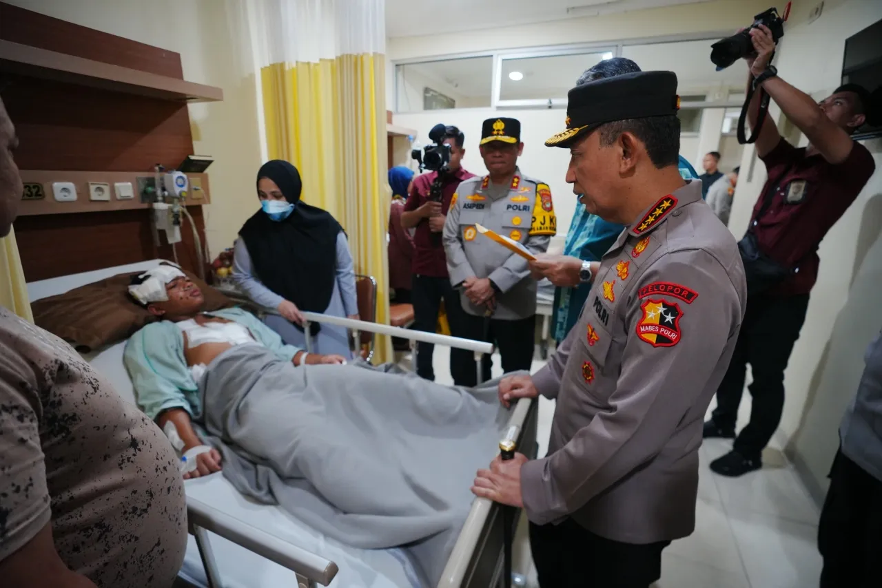 Kapolri Listyo Sigit Kunjungi Korban Ledakan SMAN 72 di RSI Cempaka Putih