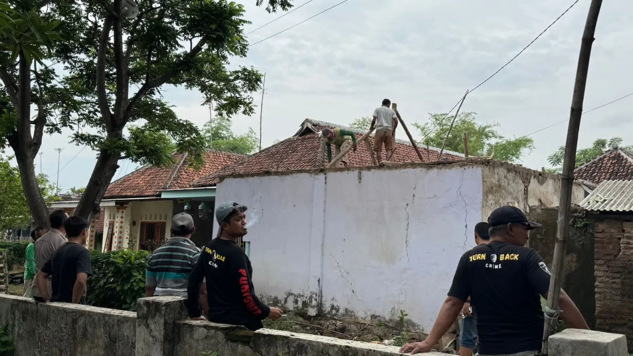 Kapolsek Kejayan Bersama Pemuda Punisher Gelar Bhakti Sosial Renovasi Mushola di Desa Kepuh