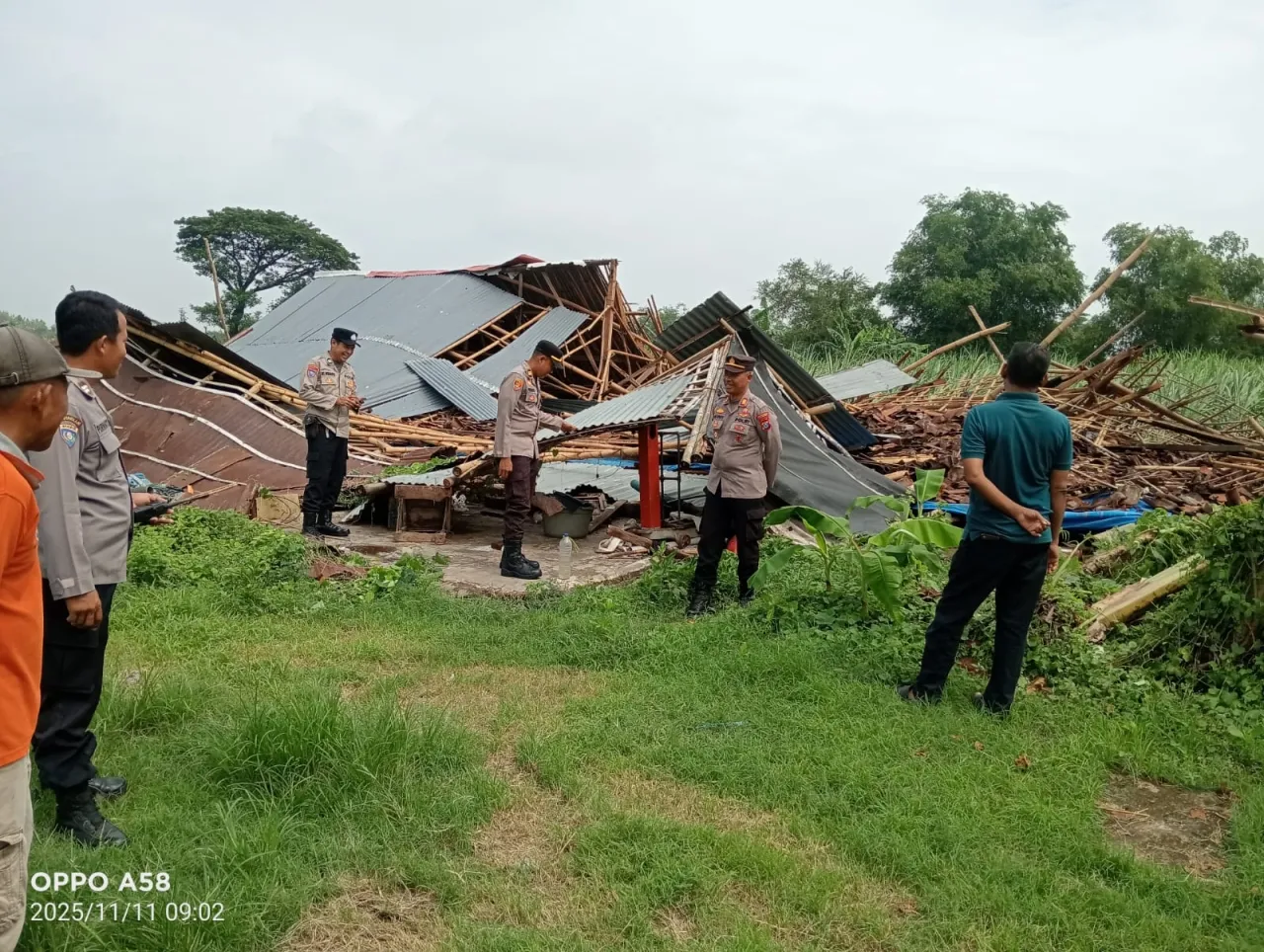 Polsek Kertosono Turun Kelapangan memastikan Tidak ada korban jiwa Dalam Puting beliung Desa Drenges