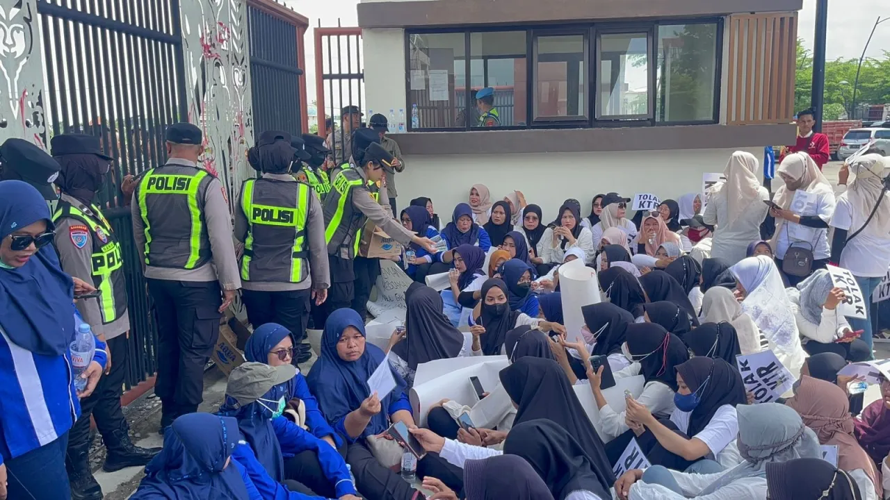 Aksi Humanis: Polwan Bojonegoro Berbagi Air Mineral kepada Massa Unjuk Rasa