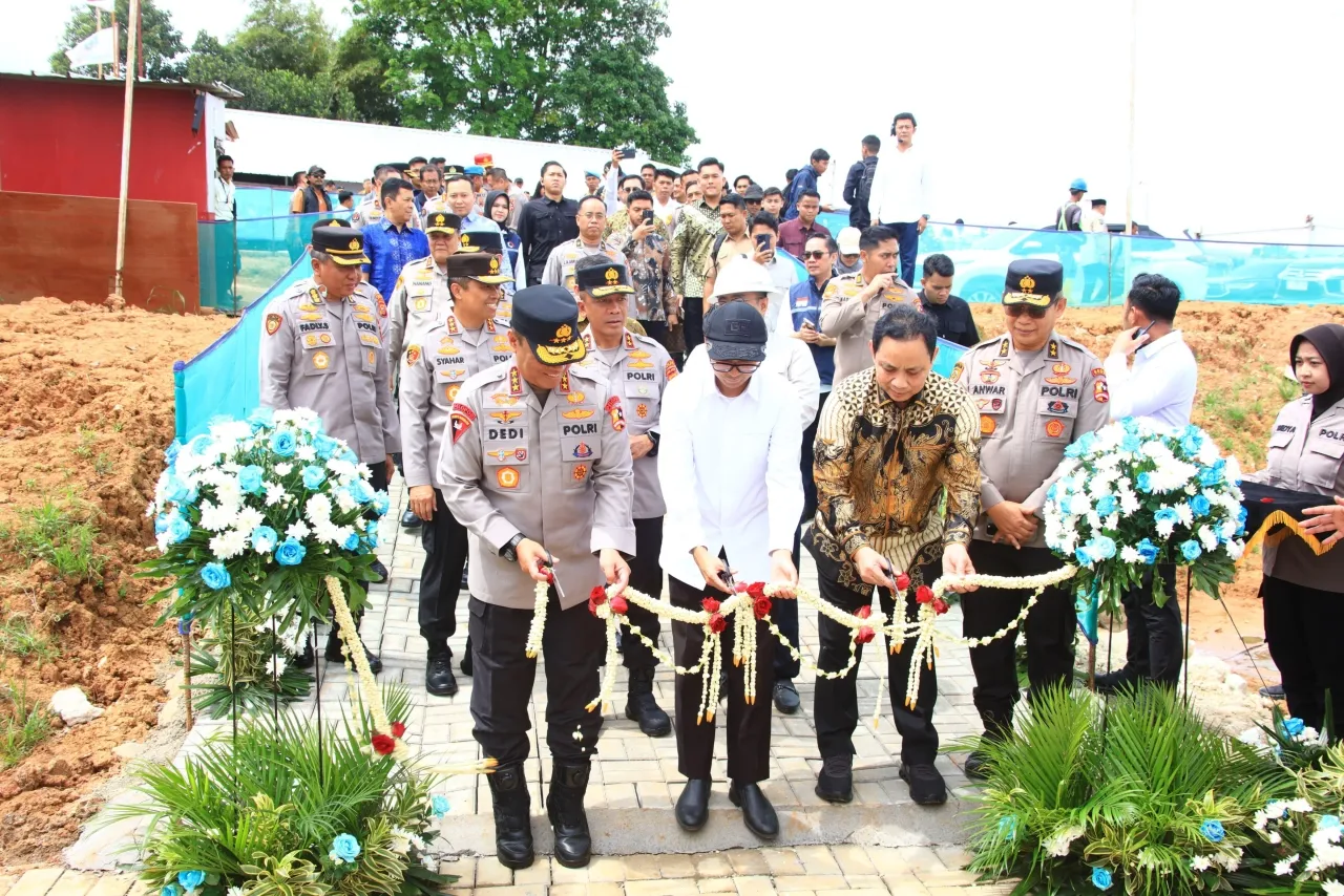 Polri Pertegas Peran Aktif Dalam Astacita Pada Topping off Sekolah, Peresmian Masjid di SMA Kemala Taruna Bhayangkara