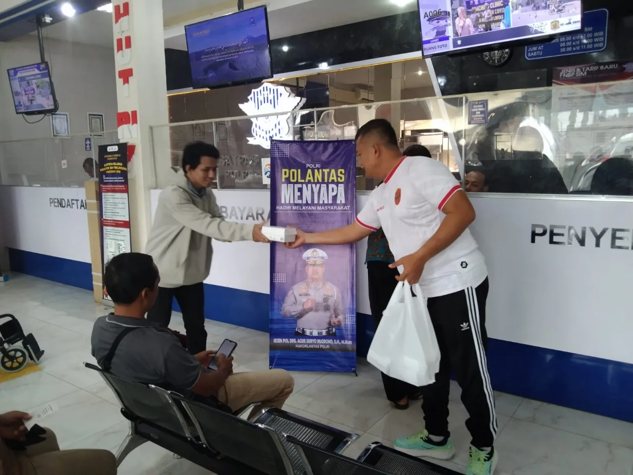 Polantas Polres Bangkalan Gelar Kegiatan “Jumat Berkah”, Bagikan snack kepada Pemohon SIM di Kantor Satpas