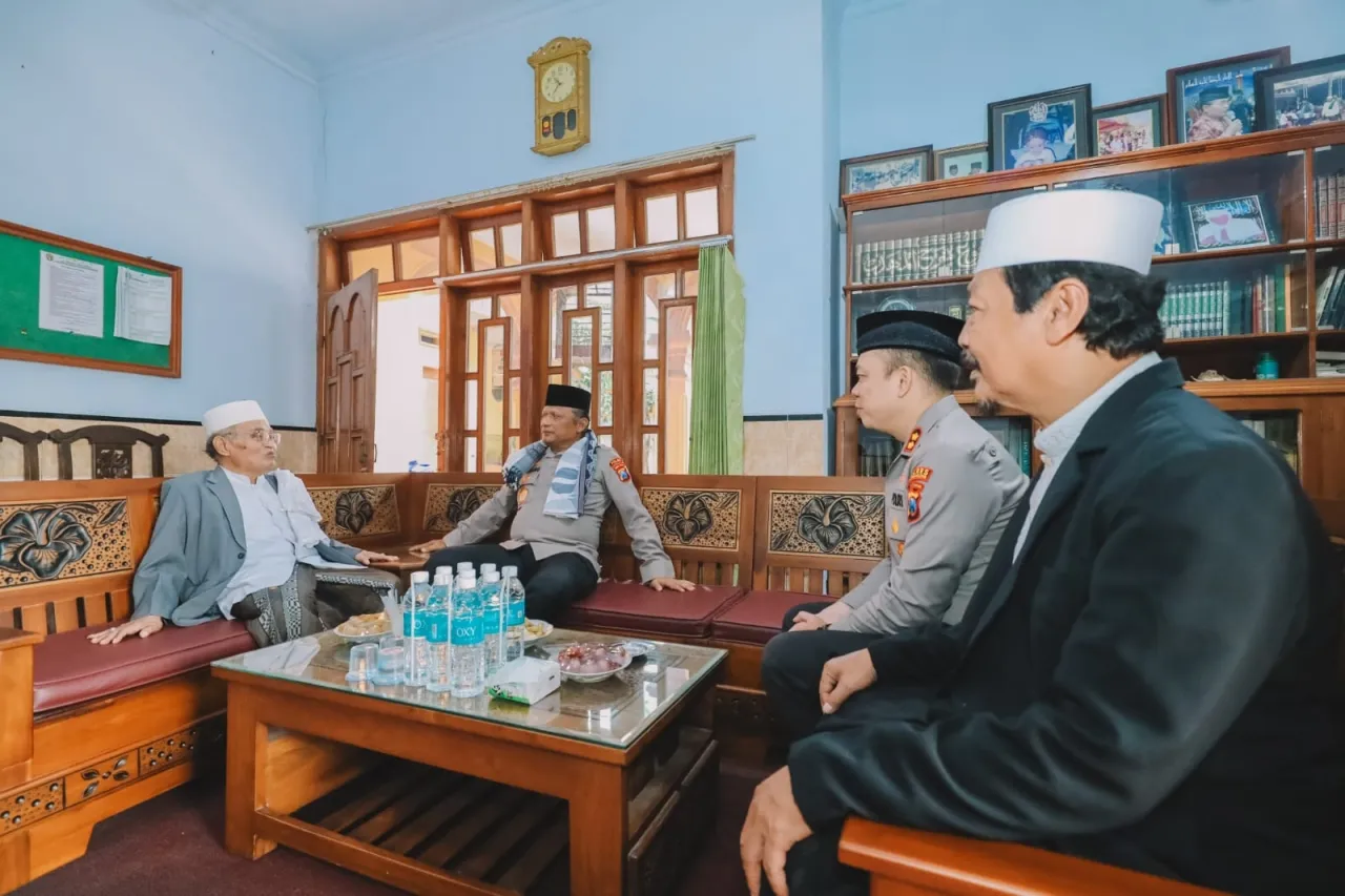 Kapolda Jatim Kunjungi Pondok Pesantren Al-Hikmah Melathen di Tulungagung