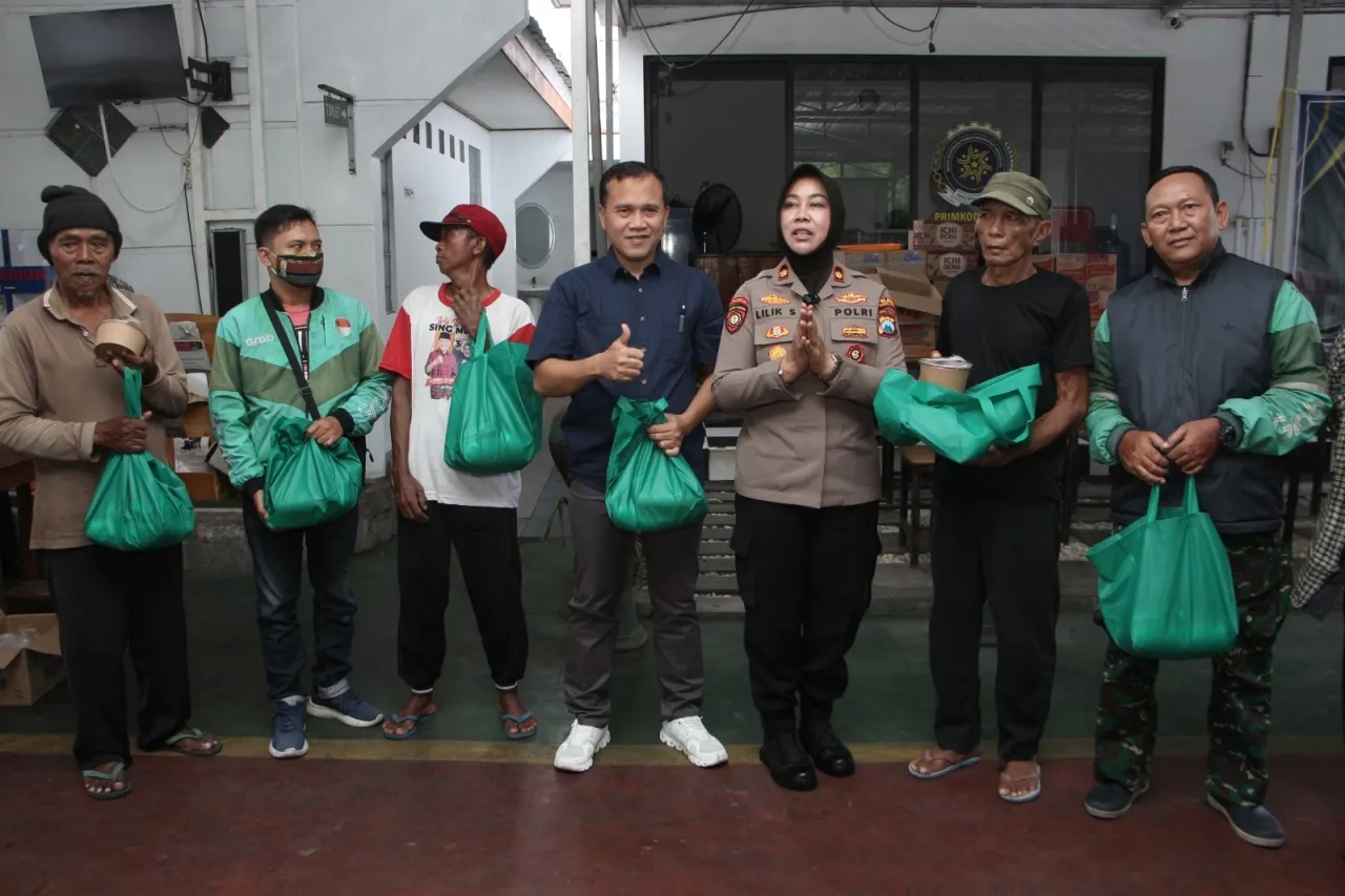 Sinergi Peduli, Lapas I Madiun dan Kapolsek Mangunharjo Gelar Bakti Sosial Peringati Hari Bakti Kemenimipas ke-1