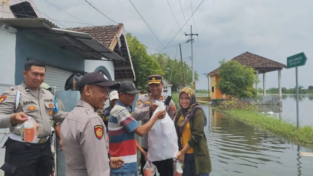 Polsek Beji dan Pemdes Kedungringin Salurkan Bantuan Sosial untuk Warga Terdampak Banjir