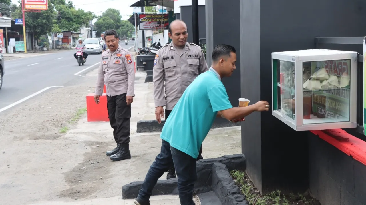 Jumat Berkah, Polsek Pace Sediakan Puluhan Nasi Bungkus Gratis untuk Masyarakat