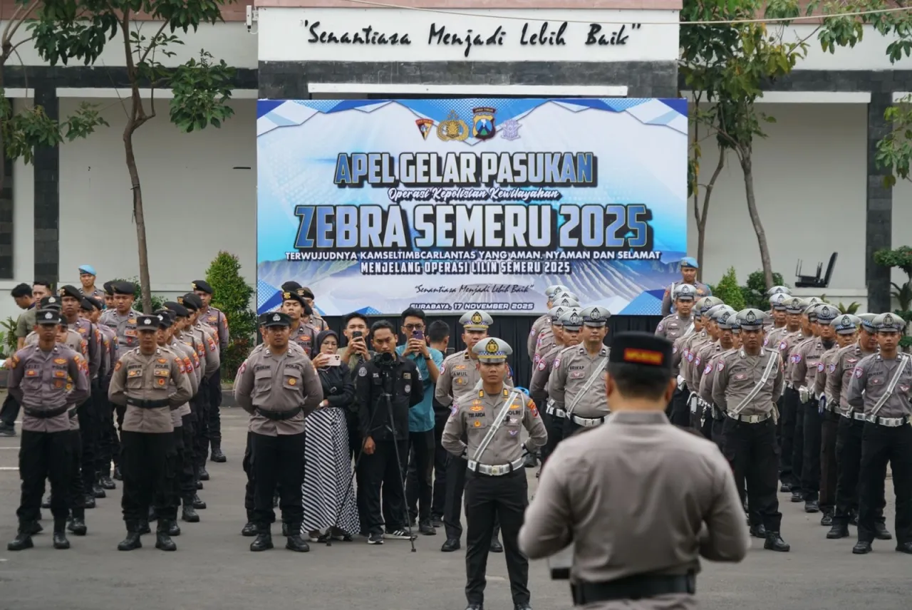 Kapolrestabes Surabaya Kombespol Luthfie Sulistiawan Memimpin Apel Pasukan Operasi Zebra Semeru 2025