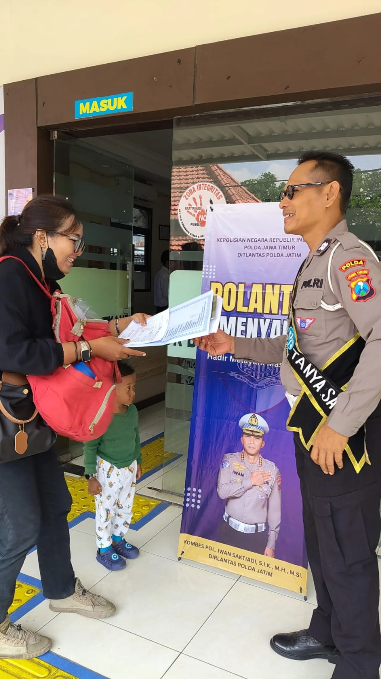 Tetap Semangat Anggota Petugas Samsat Utara, Gelorakan Polantas Menyapa, dengan 3S Kepada Wajib Pajak