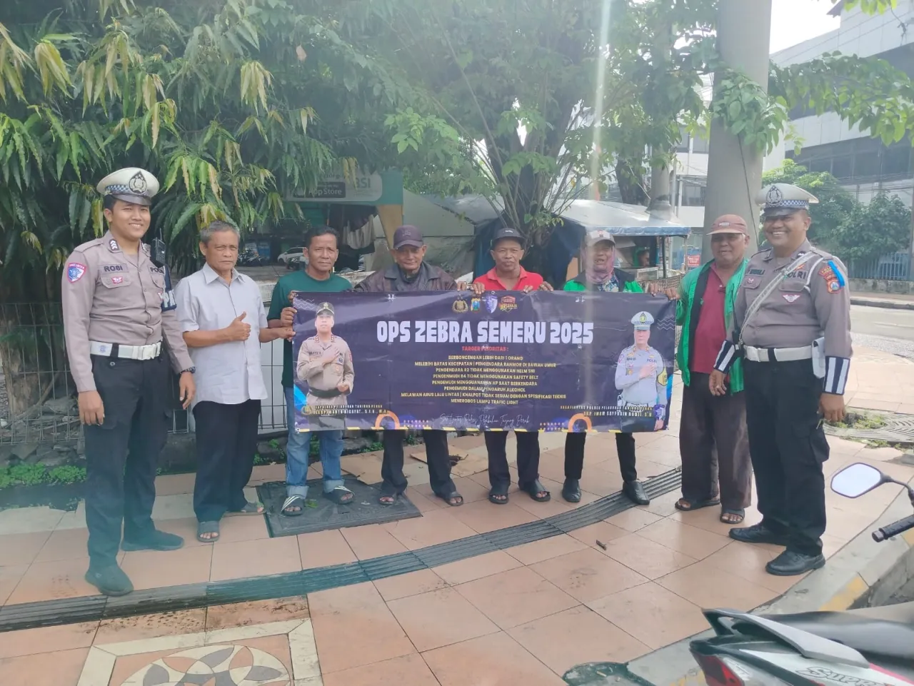 Tingkatkan Disiplin Berlalu-lintas Polres Pelabuhan Tanjung Perak Sosialisasi Ops Zebra Semeru 2025 Sasar Pengemudi Ojol