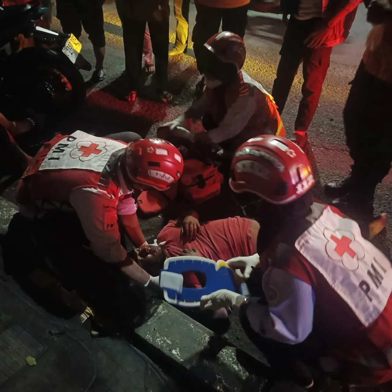 Unit Lantas Polsek Sukomanunggal, Gerak Cepat Tangani Lakalantas Antara Pengendara Motor dan Pejalan Kaki Luka Serius