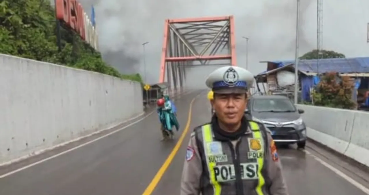 Jembatan Besuk Kobo’an Masih Ditutup Total, Video Kondisi Gelap Tertutup Abu Vulkanik Gunung Semeru Viral