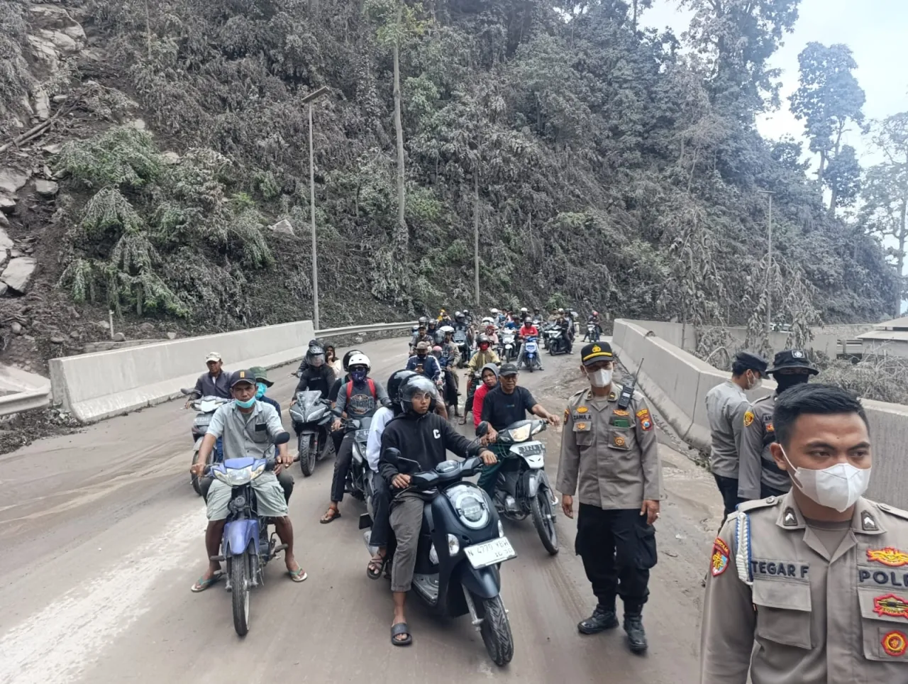 Polda Jatim Himbau Warga Tetap Waspada Antisipasi Letusan Sekunder Gunung Semeru