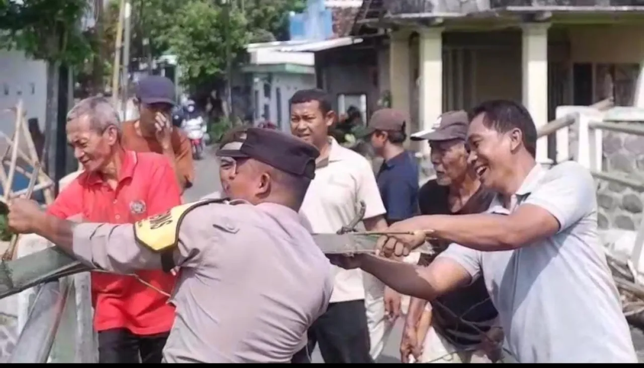 Kerja Bakti di Sungai Ploso, Polsek Nganjuk Kota Ajak Warga Antisipasi Banjir