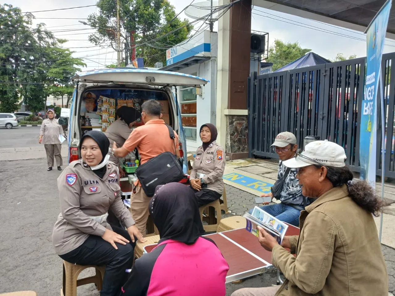 Ditlantas Polda Jatim Ngopi Bareng Warga Sosialisasi Tertib Lalin di Operasi Zebra Semeru