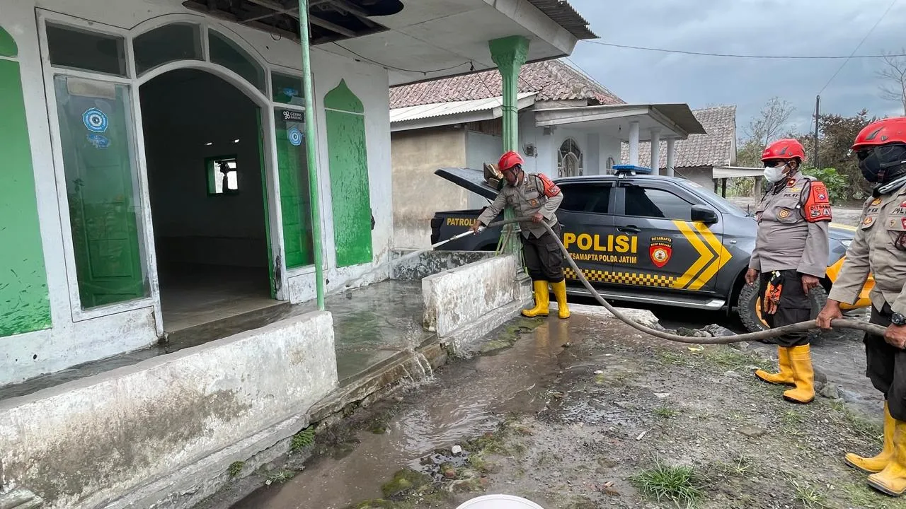 Polisi Bersihkan Tempat Ibadah dan Rumah Warga Terdampak Abu Vulkanik Semeru