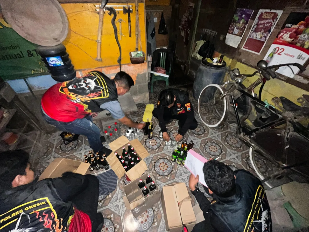 Polres Gresik Amankan Dua Penjual Miras, Puluhan Botol Disita dalam Operasi Turjawali