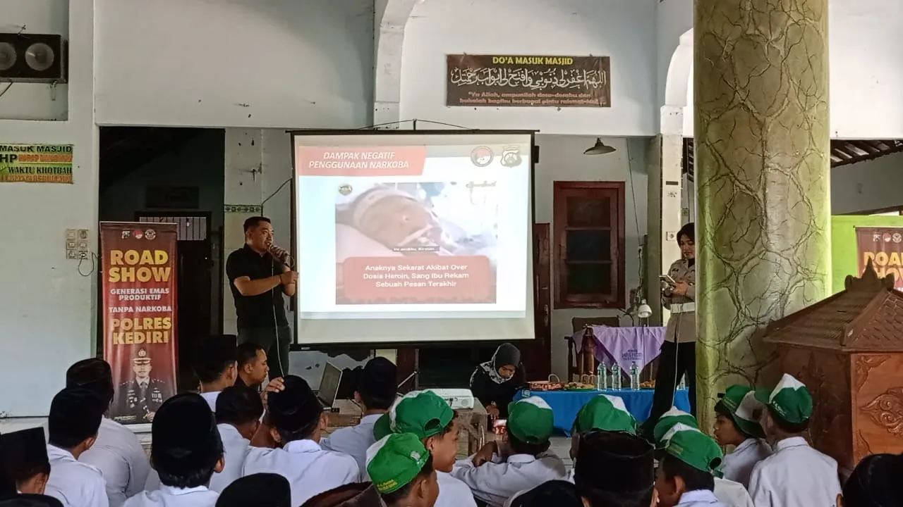 Road Show : Polres Kediri Beri Edukasi Bahaya Narkoba kepada Para Santri