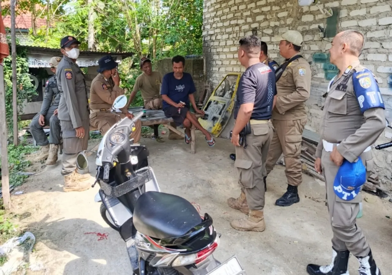 Warga jalan Wilis Atas Amankan ODGJ Meresahkan, Satpol PP Sampang Turun Tangan