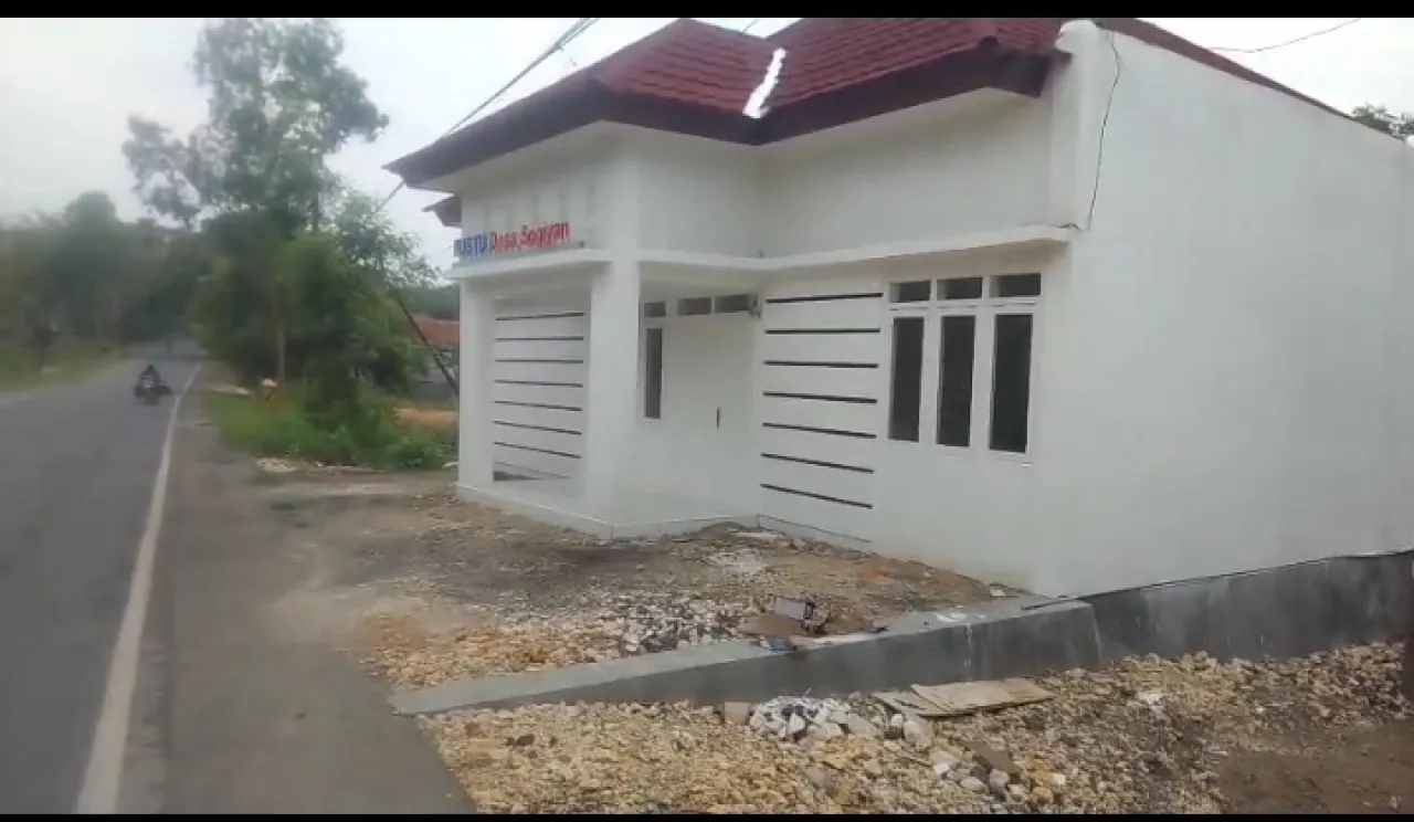 Mepet dan Menghalangi Irigasi: Pembangunan Pustu Sogiyan Sampang Jadi Sorotan