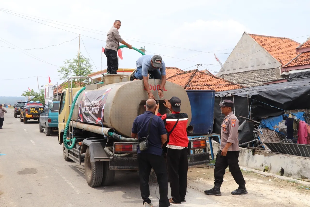 Polres Sumenep Salurkan Bantuan Air Bersih untuk Warga Desa Pinggirpapas
