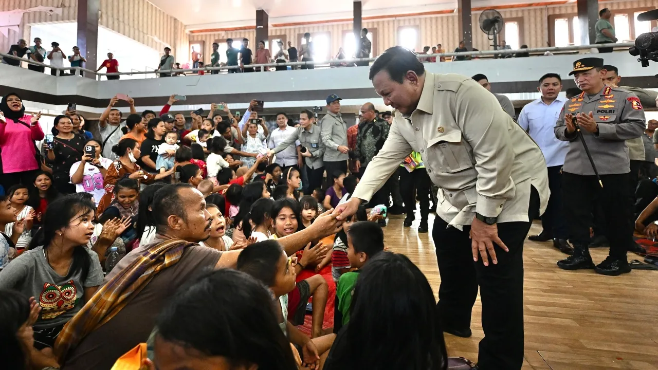 Kapolri Dampingi Presiden Cek Lokasi Pengungsian Korban Banjir di Tapanuli Tengah