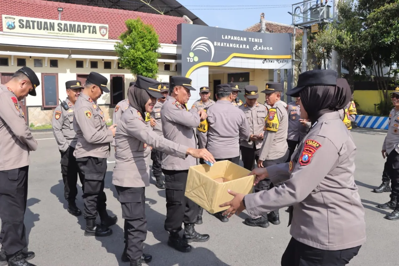 Polres Kediri Galang Donasi Dari Anggota Untuk Korban Bencana Aceh Sumatera