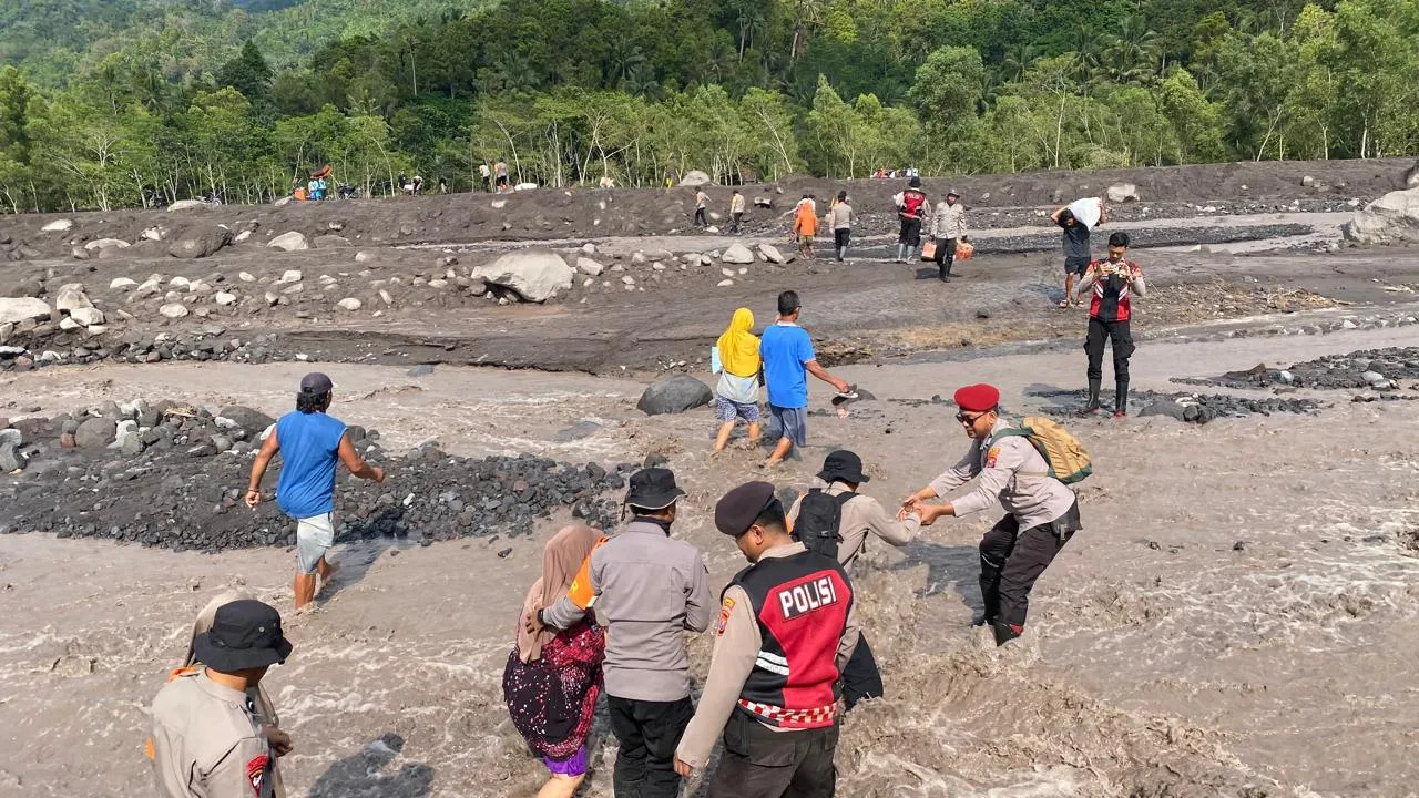 Polisi Evakuasi Warga Terdampak Banjir Lahar Semeru di Lumajang