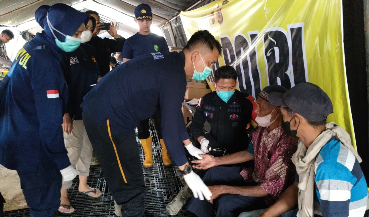 Nakes Polri Berikan Layanan Kesehatan Gratis bagi Korban Banjir di Aceh Tamiang