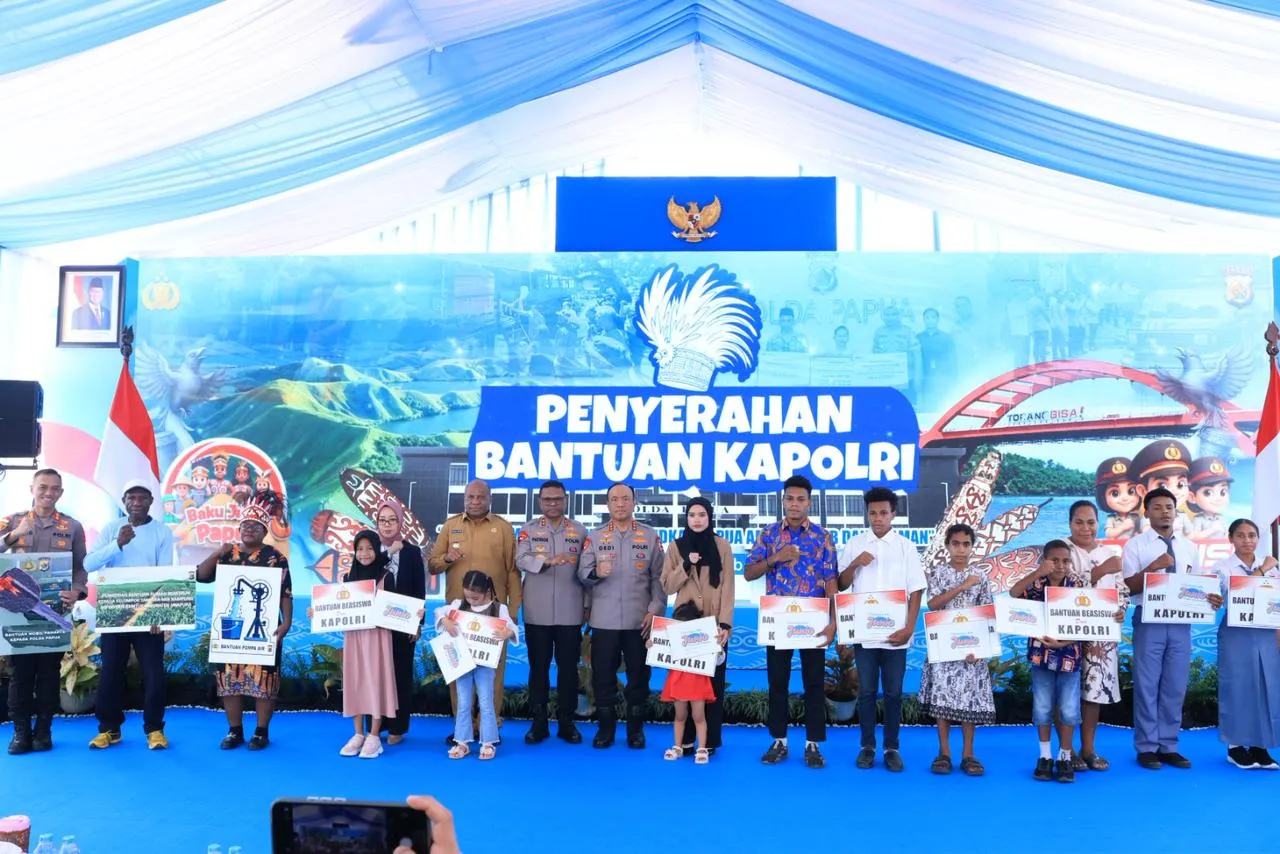 Polri Serahkan Bantuan Pendidikan bagi 10 Anak Korban KKB di Papua