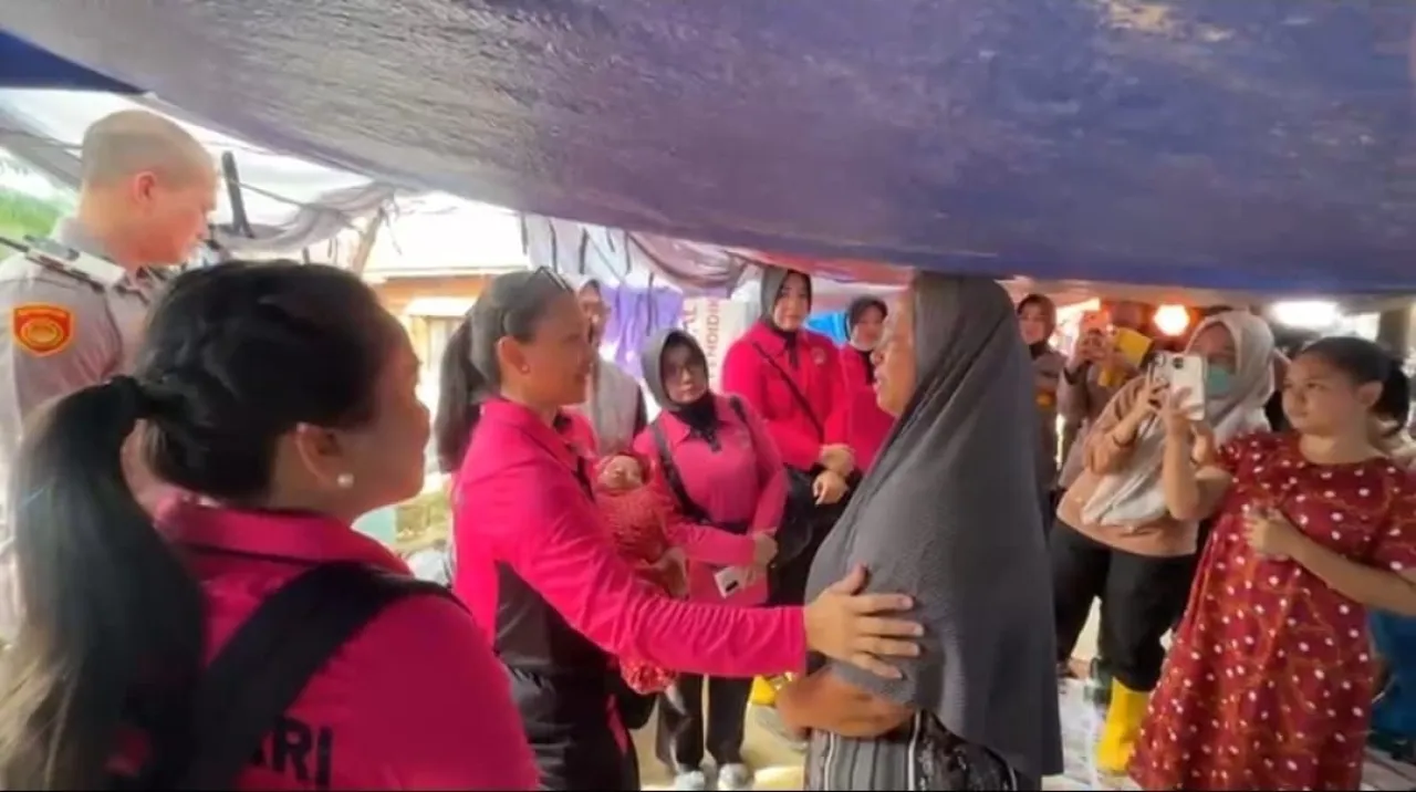 Ketum Bhayangkari Beri Bantuan di Pengungsian Aceh Tamiang, Hibur dan Kuatkan Korban