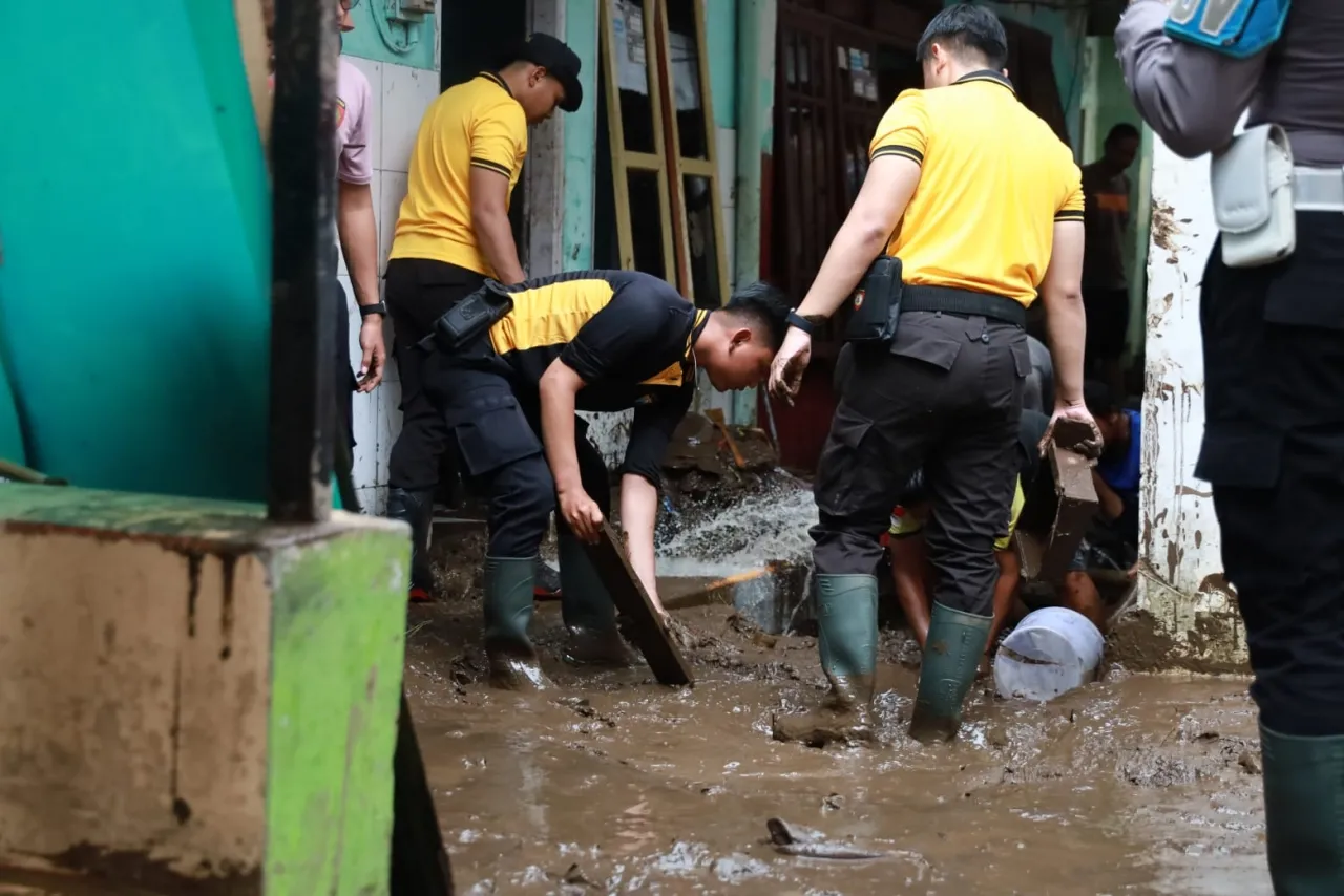 Polres Jember Terjunkan Personel Bantu Warga Terdampak Banjir