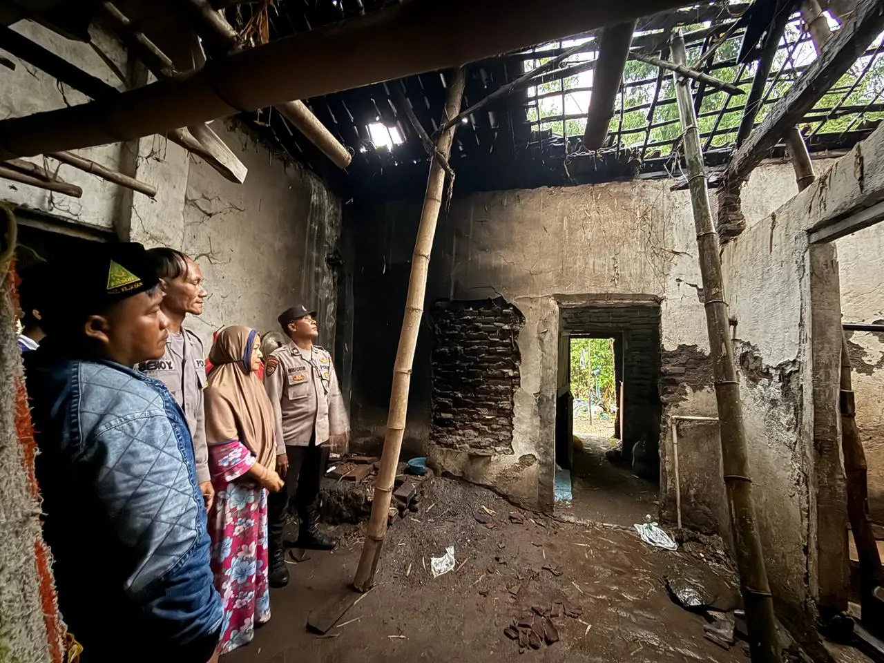 Hujan Deras Disertai Angin Kencang Rusak Masjid dan Rumah Warga di Pasuruan