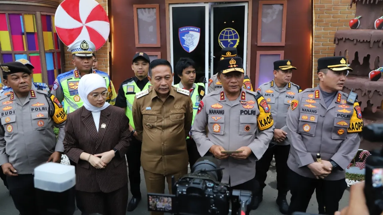 Kapolda Jatim Tinjau Pos Pengamanan di Malang Raya Pastikan Nataru Aman
