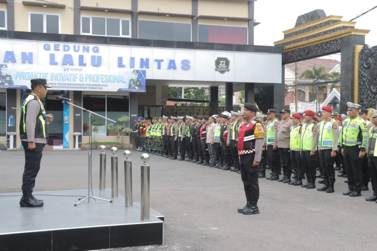 Polres Lamongan Gelar Apel Kesiapan Pengamanan Malam Pergantian Tahun Baru 2026