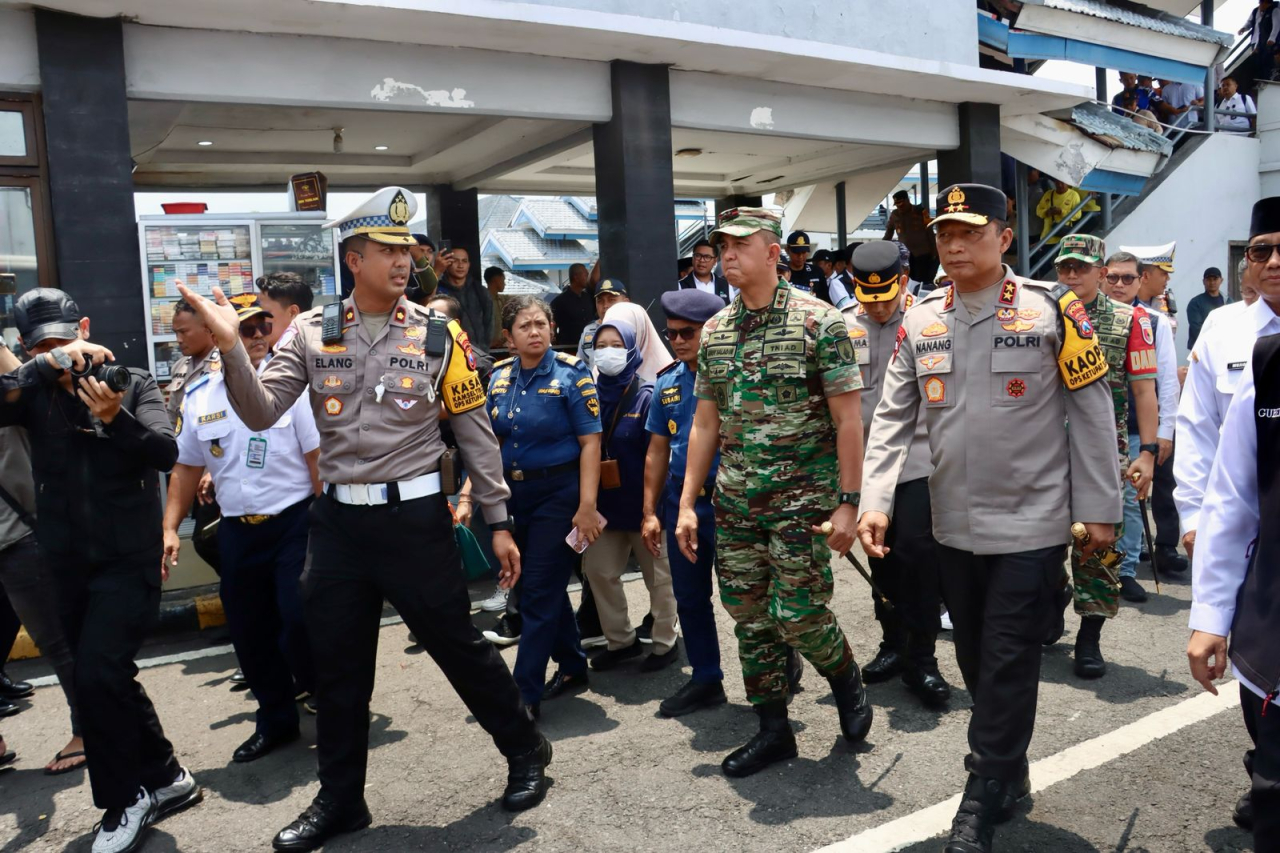 Kapolda Jatim Bersama Pangdam V Brawijaya dan Gubernur Tinjau Arus Mudik di Pelabuhan Ketapang
