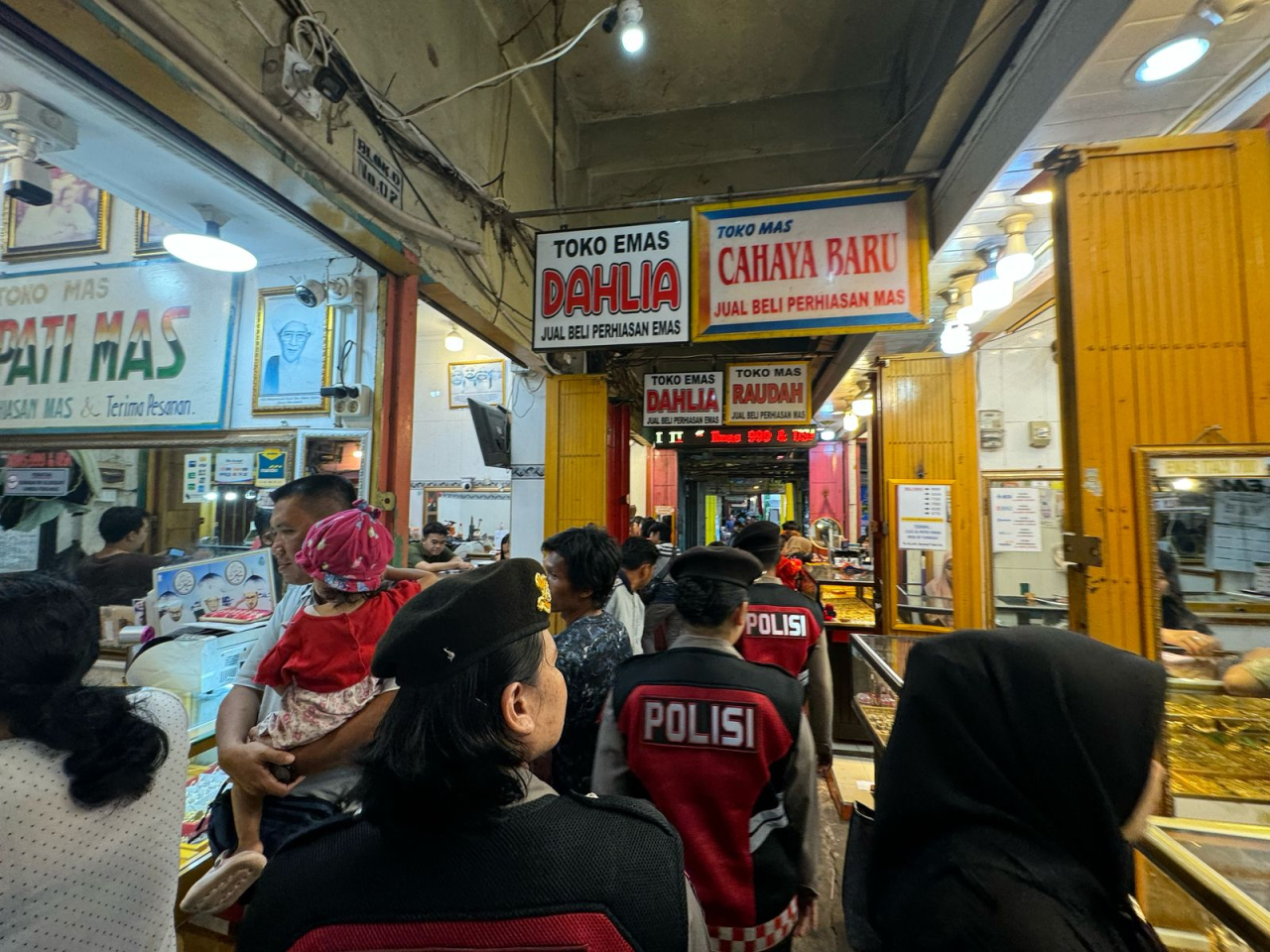 Wujudkan Harkamtibmas Jelang Idul Fitri 1446 H, Personel Operasi Ketupat Telabang Gencarkan Patroli Dialogis