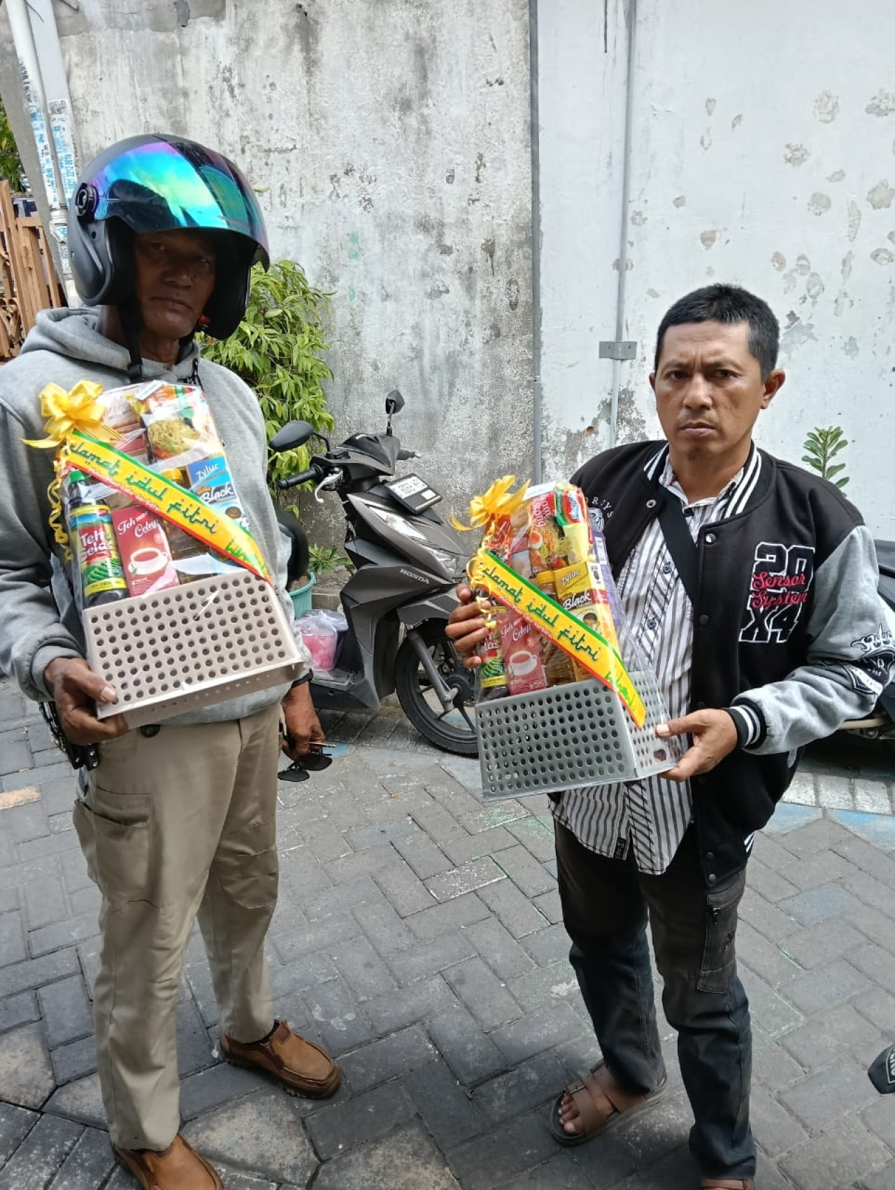 Dirut PT. Umar Hayat Sukses Jaya dan PT Mila Jaya, Bagi Parcel Lebaran Kepada Semua Anggotanya