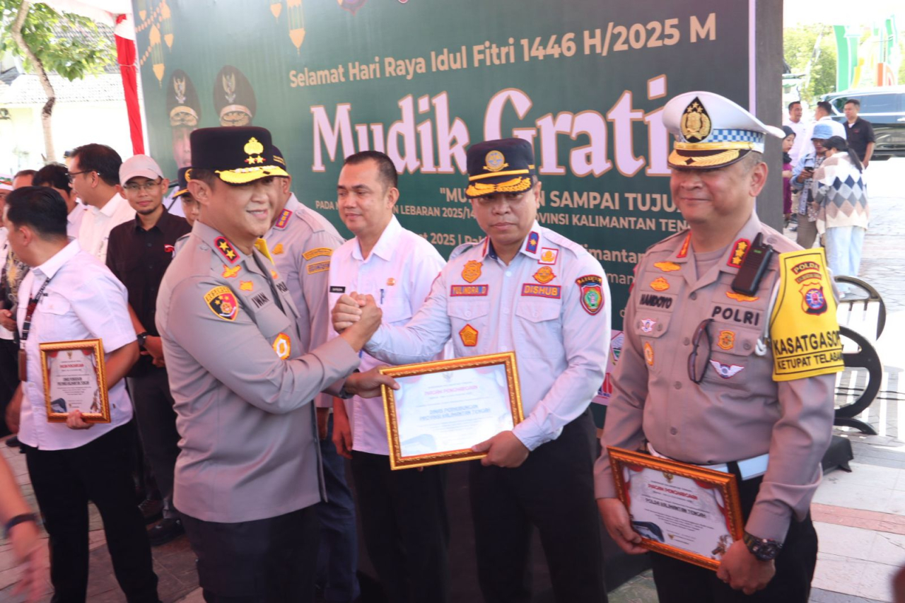 Polda Kalteng Bersama Pemprov Berangkatkan 495 Pemudik Gratis Tujuan Sampit, Pangkalan Bun, Buntok dan Banjarmasin